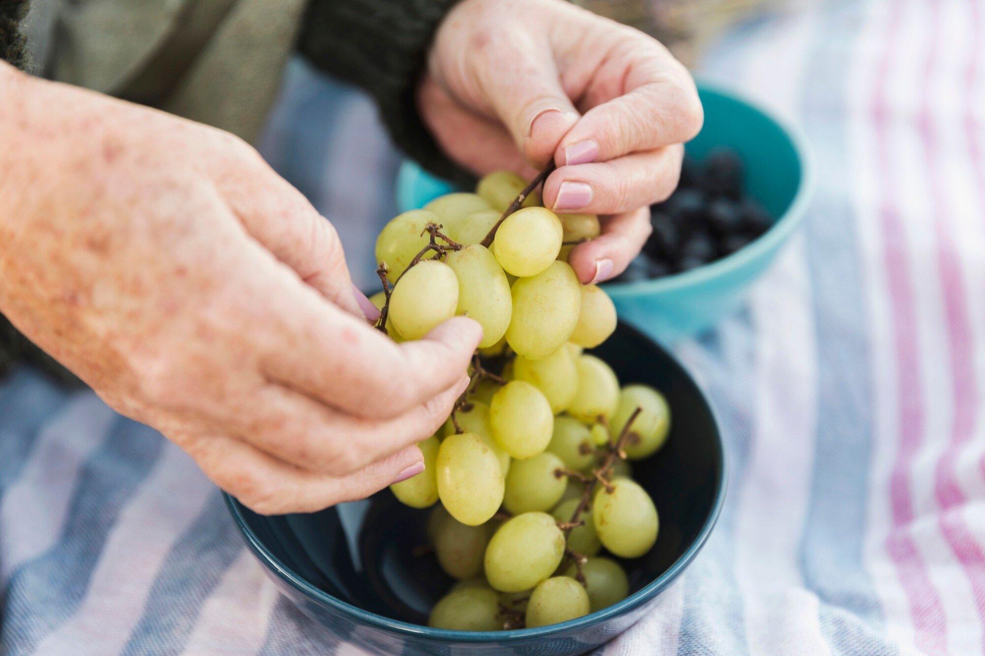 manos-sosteniendo-uvas-frescas